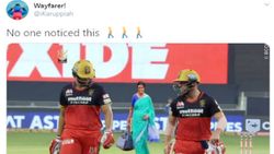 போட்டிக்கு நடுவே.. மைதானத்தில் யார் இந்த பெண்?.. அதுவும் கையில் பையோடு.. வைரலாகும் போட்டோ!