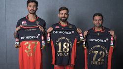 கொரோனா ஹீரோக்களுக்காக.. களமிறங்கிய கோலி டீம்.. நெகிழ வைத்த ஆர்சிபி!