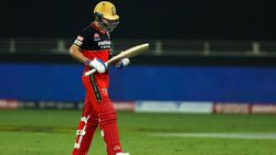 தோனியை விடுங்க.. கோலி ஏன் இப்படி ஆடுகிறார்? பேச்சு மூச்சில்லாமல் உறைந்து போன ரசிகர்கள்