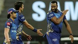 8 ரன்கள், 4 விக்கெட், டபுள் விக்கெட் மெய்டன்.. வேகத்தில் சிக்கி மிரண்ட பெங்களூர்!