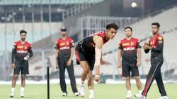 இனிமேல் கிரிக்கெட் ஆடவே முடியாது.. மனம் உடைந்த இளம் வீரர்.. டிராவிட் செய்த மறக்க முடியாத உதவி!