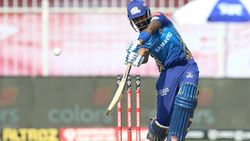 வார்னர் போராட்டம் வீண்.. கைவிட்ட மிடில் ஆர்டர்.. மும்பையிடம் செம அடி வாங்கிய ஹைதராபாத்!