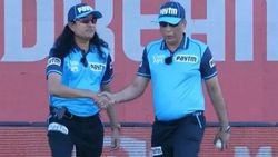 யாருப்பா இது? நீள முடி.. செம ஸ்டைலாக தெறிக்கவிட்ட அம்பயர்.. டிரென்டிங் ஆன “மைக்கேல் ஜாக்சன்”!