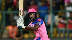 இவரா அடுத்த தோனி? முதல்ல டீம்ல இருந்தே தூக்குங்க.. பொங்கி எழுந்த ரசிகர்கள்!