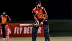 பந்தை தூக்கி எறிந்த பூரன்.. கீழே சுருண்டு விழுந்த விஜய்.. ஓடி வந்த பிஸியோ.. பதற வைத்த தருணம்!