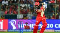 என்ன இது? தோனி மாதிரி ஆடிப் பார்க்கிறாரா? கோலி செய்த காரியம்.. கலக்கத்தில் ரசிகர்கள்!