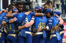 அட யார் இது.. பரபரப்பான மும்பை-டெல்லி போட்டிக்கு இடையே.. மைதானத்தில் இவரா.. அதுவும் இவ்வளவு ஸ்டைலா!