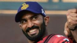 யாராவது இவ்ளோ ஜெயிச்சிட்டு இப்படி பண்ணுவாங்களா? தினேஷ் கார்த்திக்கை விளாசிய முன்னாள் வீரர்!