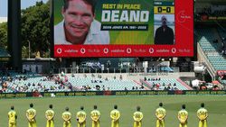 அதானிக்கு எதிர்ப்பு.. மைதானத்தில் புகுந்த போராளிகள்.. இந்தியா - ஆஸி. போட்டியில் பரபரப்பு!