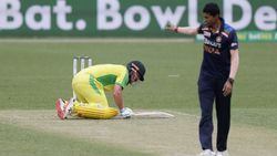 உள்ளே வந்த கறுப்புக் கார்.. பாதி போட்டியில் கிளம்பி சென்ற வார்னர்.. துடித்தேவிட்டார்.. பரபர சம்பவம்!