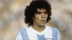 கால்பந்து உலகின் சரித்திரம் சரிந்தது...17 ஆண்டுகள் களத்தில் சுழன்றடித்த மரடோனா புயல்!