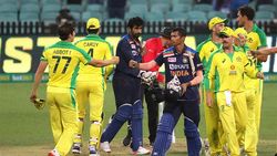 அவரை பாருங்க.. ஏன் இப்படி நடந்து கொள்கிறார்.. கோலி கொடுத்த இடம்தான் காரணம்.. ஷாக் தந்த இளம் வீரர்!