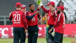 யாரும் வேணாம் நானே முடிக்கிறேன்.. தென்னாப்பிரிக்காவை காலி செய்த இங்கிலாந்து வீரர்.. செம டி20 சேஸிங்