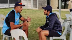 இளம் வீரருக்கு ஆலோசனை.. சிறப்பான கலந்துரையாடலைவிட வேற என்ன வேணும்... சாஸ்திரி கேள்வி!