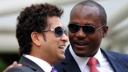 லாரா, மேற்கிந்திய தீவுகள் அணி கொடுத்த சிறப்பு பரிசு. வாத்தியத்தை இசைத்து காட்டி சச்சின் உற்சாகம்!