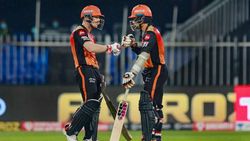 கெத்தா.. ஸ்டைலா.. மும்பை இந்தியன்ஸ் அணியை முடித்த வார்னர் - சாஹா.. நேரா பிளே-ஆஃப் தான்!