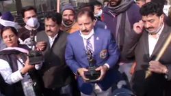 எங்களுக்கு விருது வேண்டாம்.. வேளாண் சட்டத்தை எதிர்த்து படையெடுத்த வீரர்கள்.. டெல்லியில் பரபரப்பு!