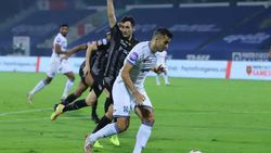 விட்டேனா பார்... களத்தில் இறங்கிய அரிந்தம்... சென்னையின் -மோஹுன் பகன் கோல் போடாம போட்டி டிரா!