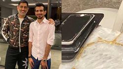 பல கோடி காசு இருந்தும்.. அவர் போனை பாருங்க.. திடீரென வைரலாகும் தோனியின் போட்டோ.. எவ்வளவு எளிமை