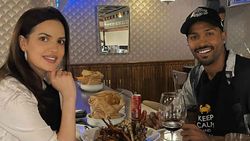 டின்னர் டைம் வித் பார்ட்னர்... ஹர்திக் பாண்டியா -நடாஷா கலகல... வாழ்வுதான்!