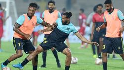 முதலிடத்தில் உள்ள மும்பை அணி... மோத தயாராகும் ஐதராபாத்... வெற்றிக்கு அடித்துக்கொள்ளும் அணிகள்!