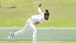 ஓடிச் சென்று கட்டிபிடித்துக் கொண்ட சிராஜ்..போட்டிக்கு இடையே டிப்ஸ் கொடுத்த வீரர். சுவாரசிய சம்பவம்!