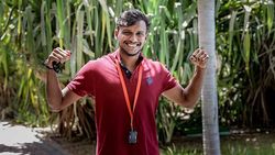 2 மாதத்திற்கு முன் யாரென்றே தெரியாது..இப்போது கோலியே தேடி செல்கிறார்.. நடராஜனின் அசர வைக்கும் கிராப்