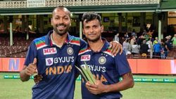 நடராஜனை கொண்டாடும் பாண்டியா..பார்த்து கத்துக்குங்க..பாக். கிரிக்கெட் அணிக்குள் உருவான புதிய புயல்!