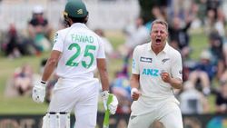 இவர் செஞ்சது சாதாரண காரியம் இல்லை.. பெயின் கில்லர்.. 21 ஓவர்கள்.. மிரள வைத்த நியூசி. வீரர்!