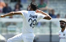 தவிர்க்கவே முடியாது.. அதிரடி பவுலிங்கால் கோலிக்கு நெருக்கடி கொடுக்கும் தமிழக வீரர்.. செம பின்னணி