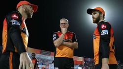 சார் தெரியாம பண்ணிட்டோம்.. திரும்பி வந்துடுங்க.. பழைய கோச்சிடம் சரண்டர் ஆன ஐபிஎல் டீம்!