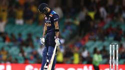 ஒரு காலத்தில் எப்படி இருந்தார்.. சோகமாக சிரித்துக்கொண்டு அவர் சென்றதை பார்க்கவே..கோலிக்கா இந்த நிலை?