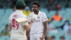 அடித்து வெளுத்த ஜடேஜா.. அடுத்தடுத்து விக்கெட்டை இழந்த ஆஸி. பேட்ஸ்மேன்கள்.. மையம் கொண்ட ஸ்மித் புயல்!