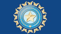 ஆஸ்திரேலியர்கள் வெளியில்.. இந்திய வீரர்கள் கூண்டில்.. என்ன நடக்கிறது? அதிர வைத்த பிசிசிஐ அதிகாரி