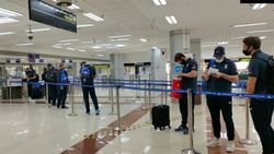 நேராக ஹோட்டல்.. கடுமையான குவாரன்டைன்.. சென்னைக்கு வந்த இங்கிலாந்து வீரர்கள்.. ஒரு சின்ன சிக்கல்!