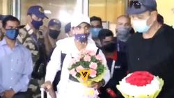 வரலாற்று வெற்றியுடன் நாடு திரும்பிய இந்திய வீரர்கள்... விமானநிலையத்தில் உற்சாக வரவேற்பு