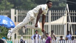 செம ரெக்கார்டு.. ஜாம்பவான்கள் வரிசையில் இடம் பிடித்த இளம் வீரர்.. மைல்கல் சாதனை!