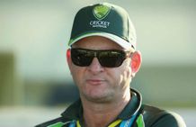 தொடக்கூடாத ஷாட்டை அடிச்சு அவுட்டாகியிருக்காரு... வார்னர் குறித்து மார்க் வா அதிருப்தி!