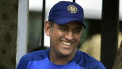 கூல் கஸ்டமர் வாக்கெடுப்பு... யாருக்கு வெற்றி... வேற யாருக்கு நம்ம கேப்டன் கூலுக்குதான்!