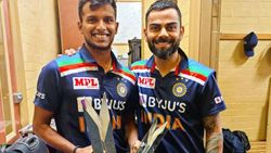 கோலி என்கிட்ட கோப்பையை கொடுத்ததும் கண் கலங்கிட்டேன்... நடராஜன் நெகிழ்ச்சி