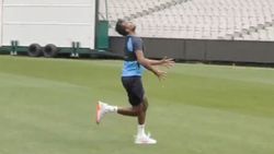 அதிவேகமாக ஓடி.. கச்சிதமாக நடராஜன் பிடித்த கேட்ச்.. கோஷமிட்டு பாராட்டிய வீரர்கள்.. வைரலாகும் வீடியோ