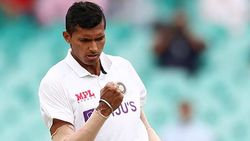 இதுக்கு முடிவே இல்லையா? அவசரமாக உள்ளே வந்த கார்.. பாதியில் வெளியேறிய சைனி.. இந்திய அணி ஷாக்!