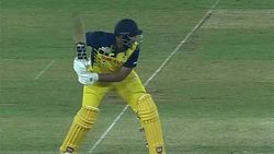 ஒவ்வொன்னும் அடி இல்ல இடி.. 19 பாலில் கேமை மாற்றிய தமிழக வீரர்.. கிரிக்கெட்டின் புதிய கிங் கான்!