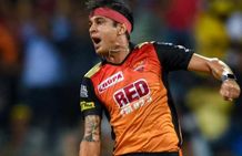 ஆடிப்போன மைதானம்.. யார்யா இவரு இப்படி பவுலிங் போடுறாரு.. மிரள வைத்த வீரர்.. கோபம்தான் காரணம்!