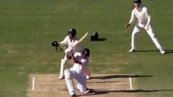 நோ லுக் சிக்ஸ்.. கண்ணை மூடிக்கொண்டு துல்லியமாக சிக்ஸ் அடித்த 