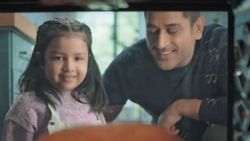 அடுத்தடுத்து அடுக்கி வைத்த குக்கீஸ்... அழகான தந்தை -மகள் கூட்டணி... ஜிவாவுடன் விளம்பரத்தில் தோனி!