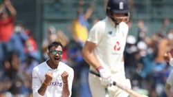 அவர்தான் என்னோட முதல் விக்கெட்டா இருக்கணும்னு நெனைச்சேன்... தூக்கினேன்... அக்சர் படேல் அதிரடி!