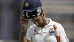 கிரிக்கெட் வரலாற்றில் இப்படி நடந்ததே இல்லை.. கோபத்தில் பேட்டை தூக்கி அடித்த புஜாரா.. என்ன ஆச்சு?