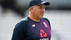 எங்க வீரர்களிடம் அப்படி டக்குனு சொல்ல முடியாது.. வேறவழியே இல்ல - புலம்பும் இங்கிலாந்து கோச்