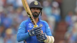 என்ன இப்படி இறங்கிட்டாரு.. தினேஷ் கார்த்திக் எடுத்த அதிர வைக்கும் முடிவு.. அப்போ அவ்வளவுதானா?